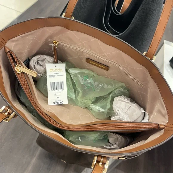 Michael Kors Voyager Lg Color-Block Signatur Logo Top Zip EW Shoulder Tote
Camel - Picture 9 of 16